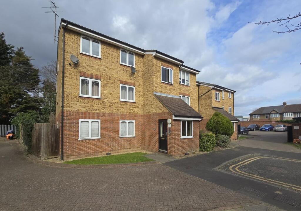 Main image of property: 43 Frazer Close, Romford, Essex, RM1 2DG