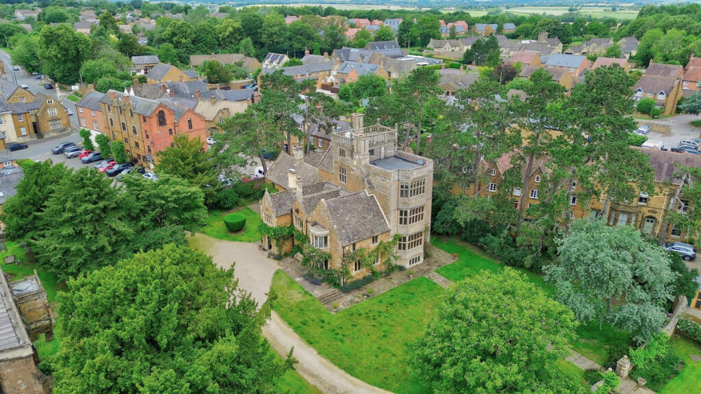 Main image of property: Bull Ring Deddington Banbury, Oxfordshire, OX15 0TT