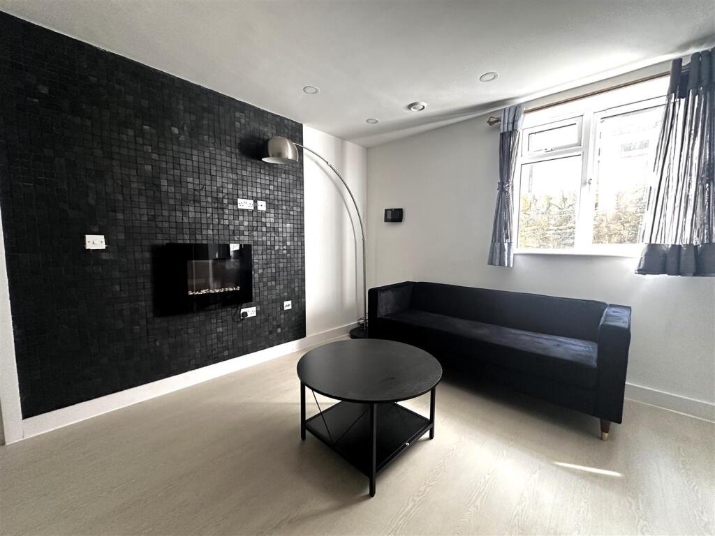 Main image of property: The Parade, Roath, Cardiff
