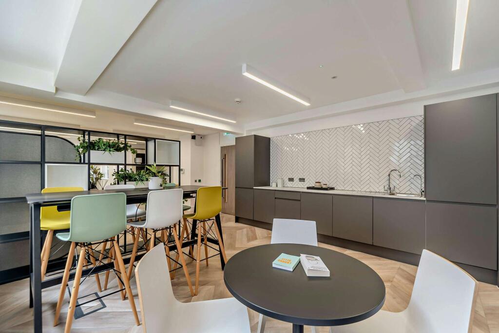 8705242-interior03-800.jpg