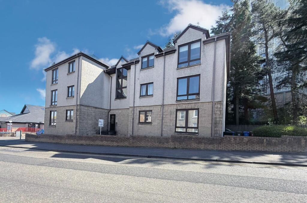 Main image of property: 4 Woodside Court, Falkirk, FK1 5AN