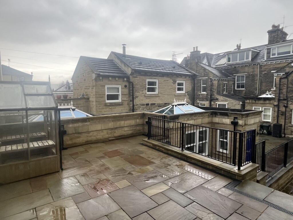 Main image of property: 116a Bradford Rd,Shipley,BD18 3DF