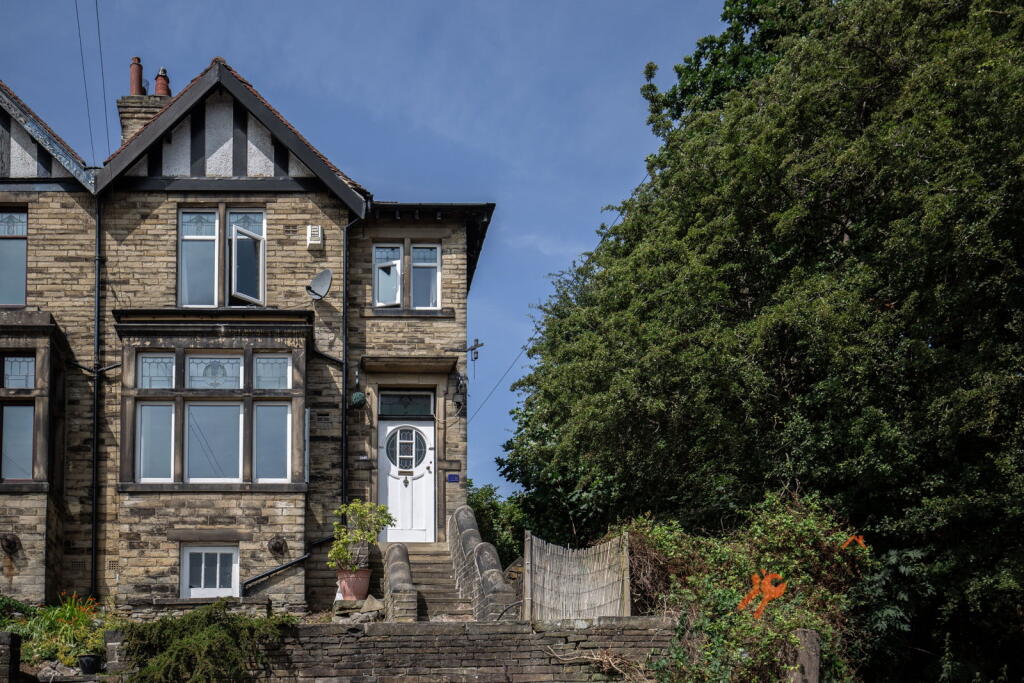 Main image of property: Bradford Road, Brighouse, HD6 4BT