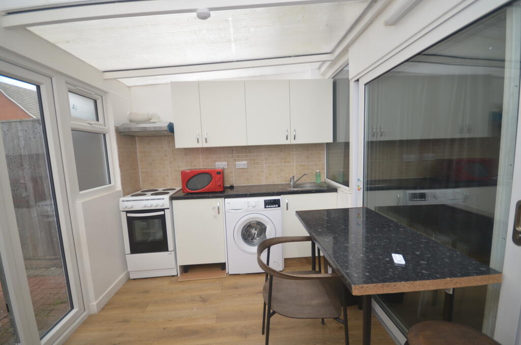 Main image of property: CR4 1XW
