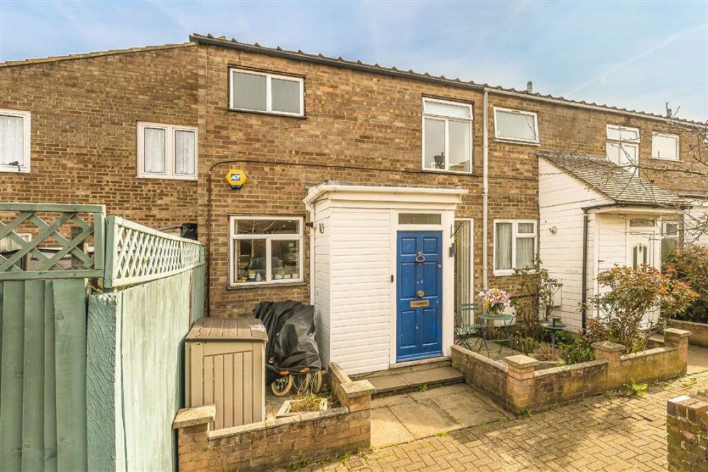 Main image of property: Cobham Close, Between The Commons