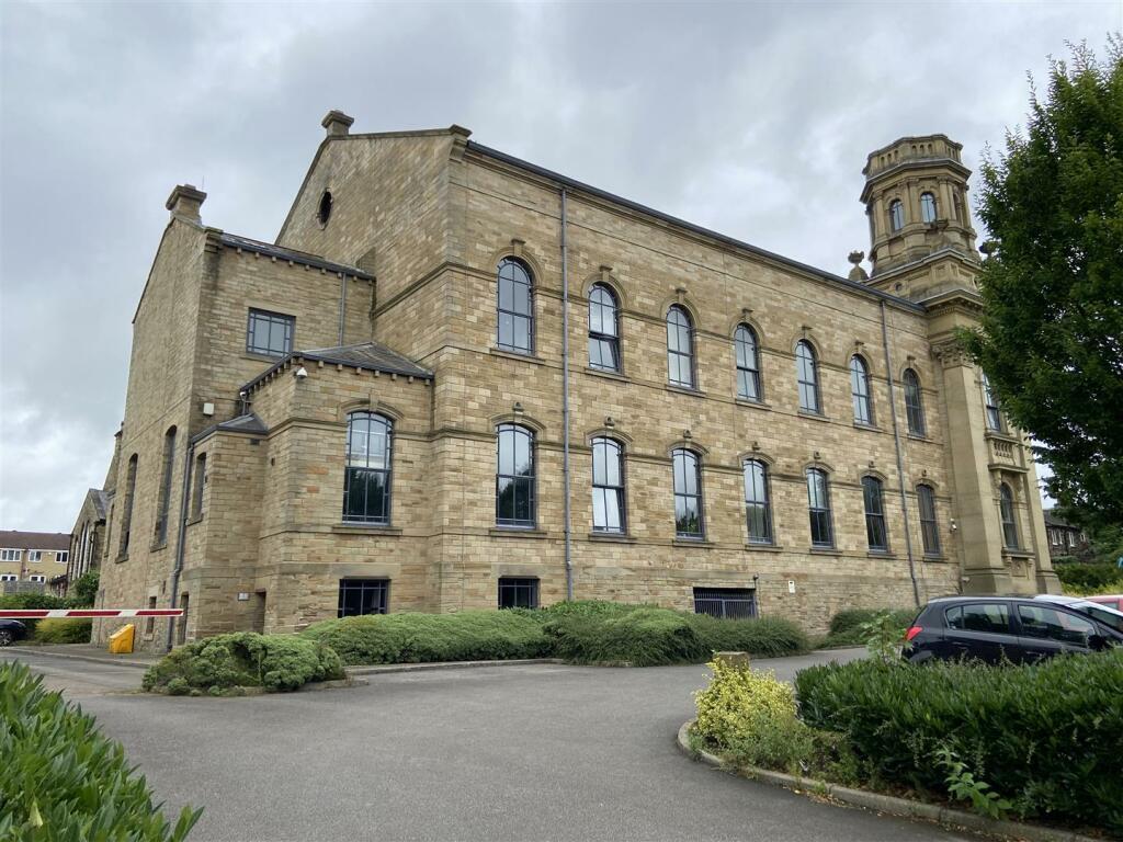 Main image of property: Independent House, 125 High Street, Heckmondwike, WF16 0PW