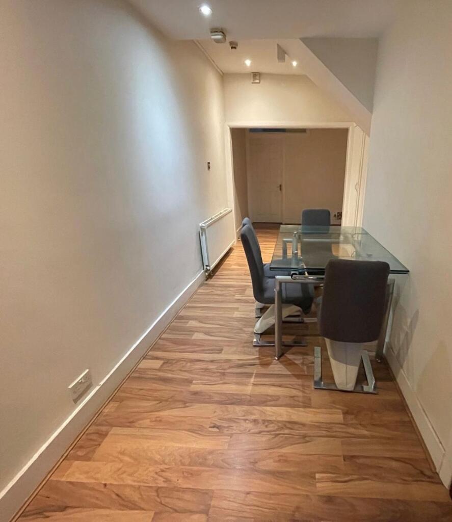 Main image of property: 792A High Road, North Finchley, N12
