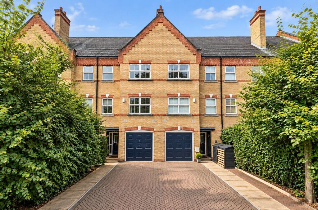 Main image of property: Silistria Close, Knaphill, Woking, Surrey, GU21