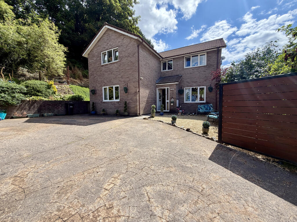 Main image of property: Y Gweirglodd, Tramroadside, Quakers Yard, CF46 5EF