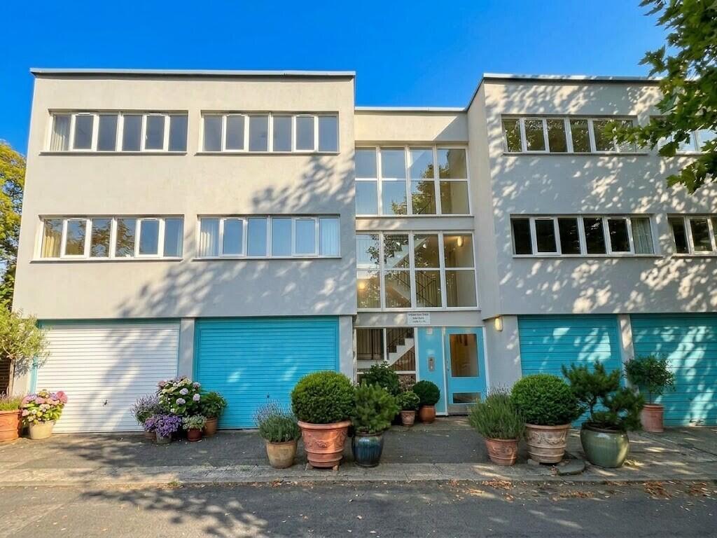 Main image of property: CR4 1XW