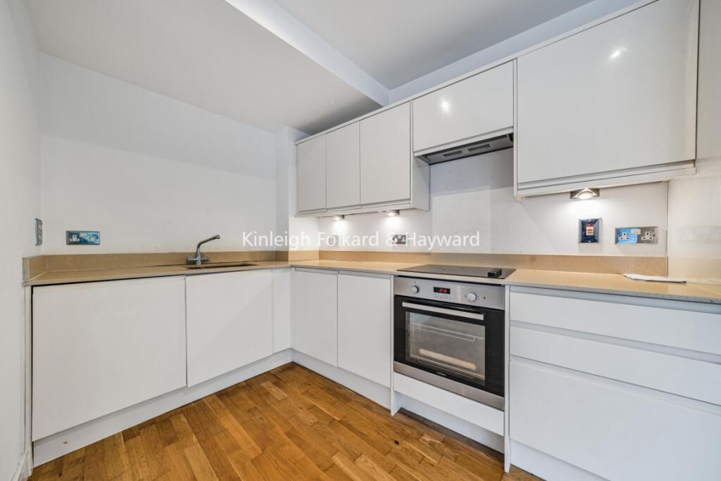 Main image of property: 32 High Street, Beckenham, Kent, BR3