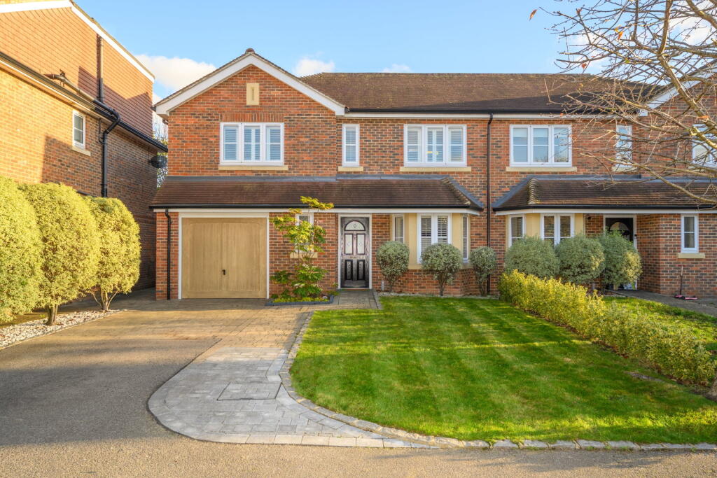 Main image of property: Carlcott Close, Walton-on-thames, KT12 2BF