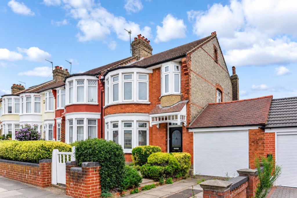 Main image of property: Hedge Lane, Palmers Green, N13