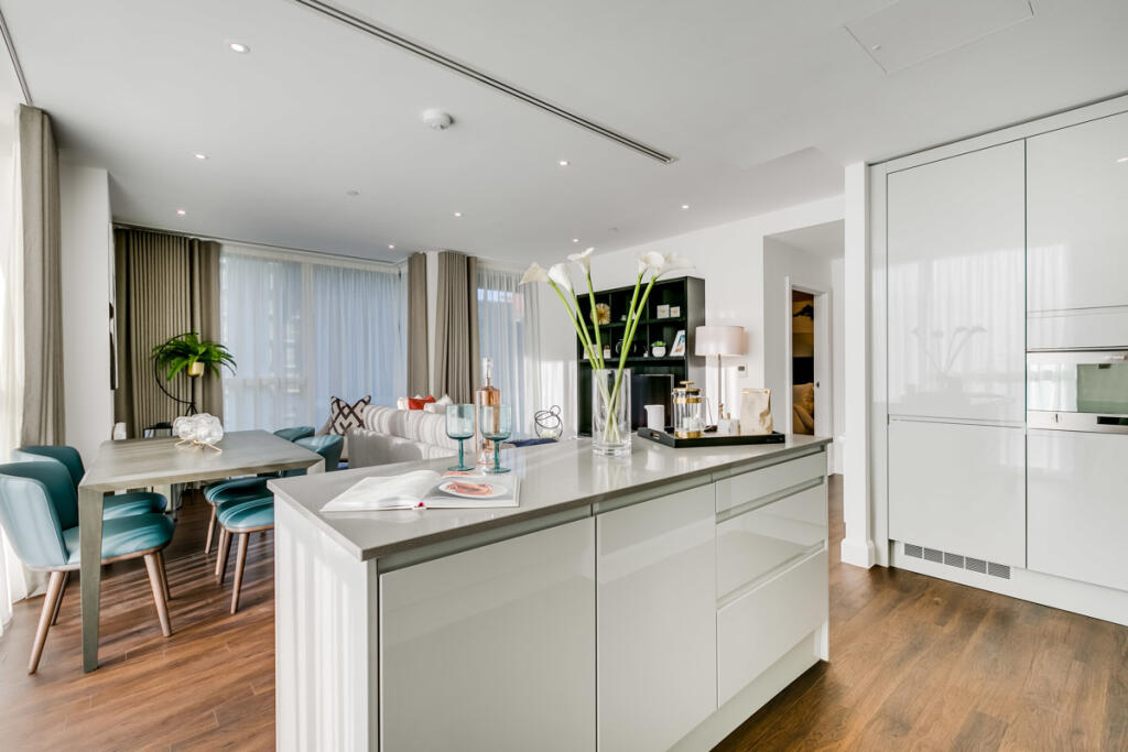 Main image of property: SIROCCO TOWER, 32 Harbour Way, London, E14 9ZP