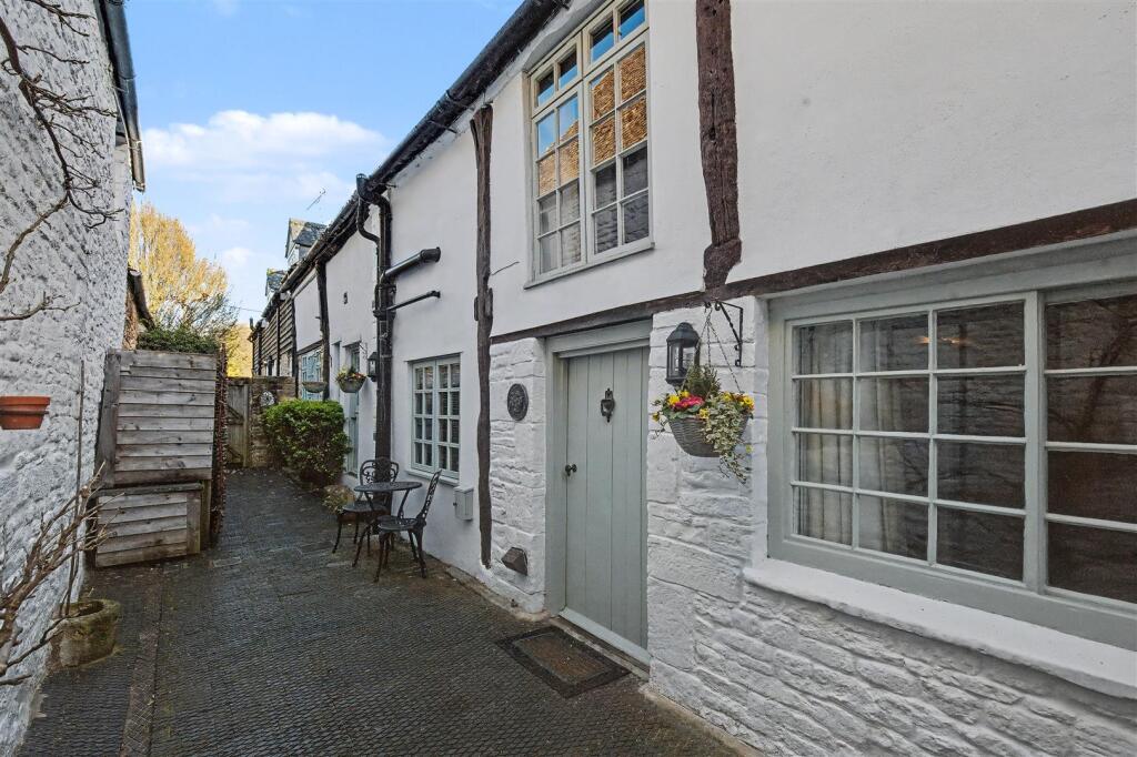 Main image of property: High Street, Burford
