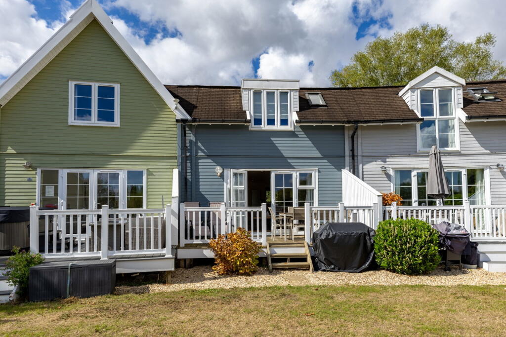 Main image of property: 20 Isis lake, Isis & Windrush Lakes