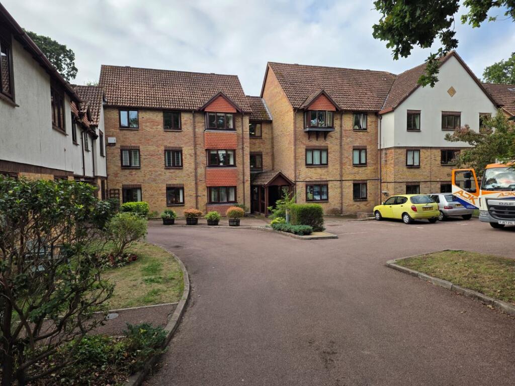 Main image of property: Flat 13 Lakeside Pines, Barrs Avenue, New Milton, Hampshire, BH25 5GQ