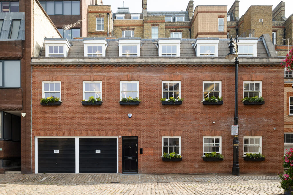 Main image of property: 22 Grosvenor Gardens Mews North, London, SW1W 0JP