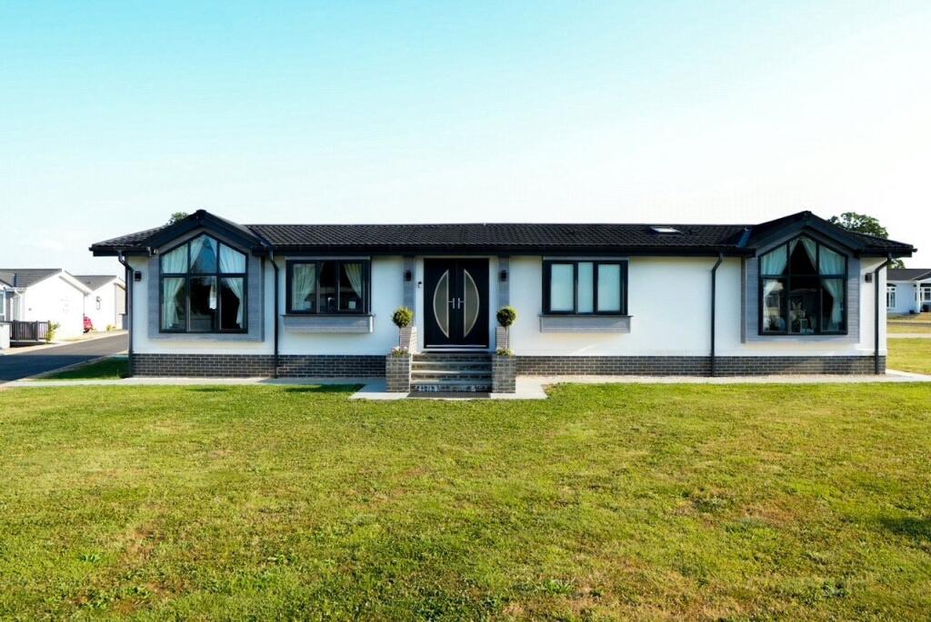 Main image of property: Heathfield Park, Bletchingdon, Kidlington, Oxfordshire, OX5
