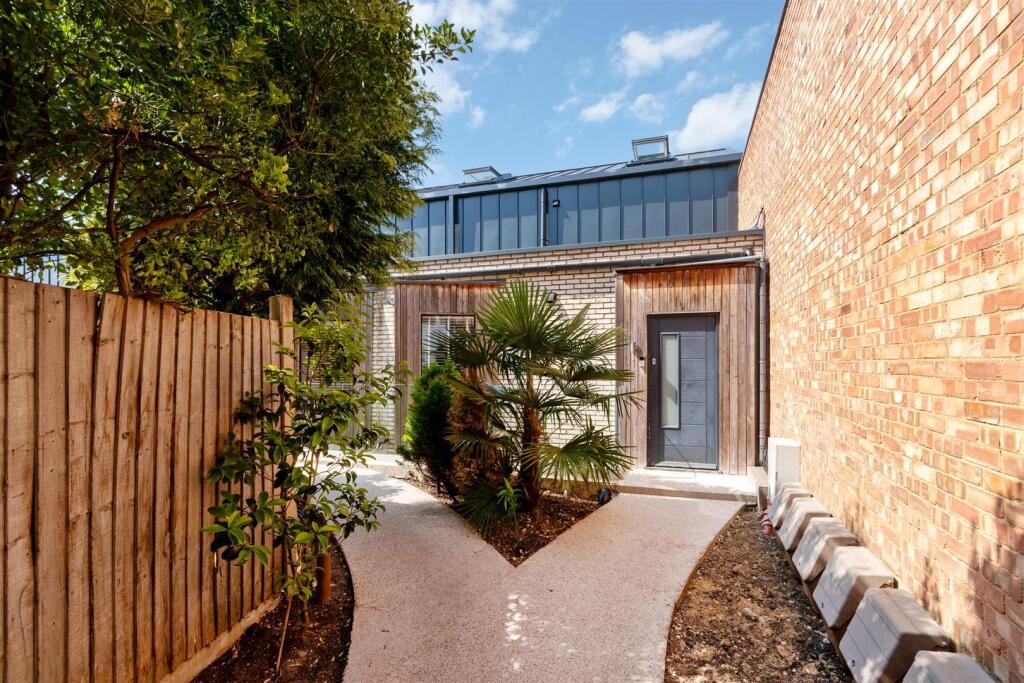 Main image of property: Wimbledon Court, Wimbledon