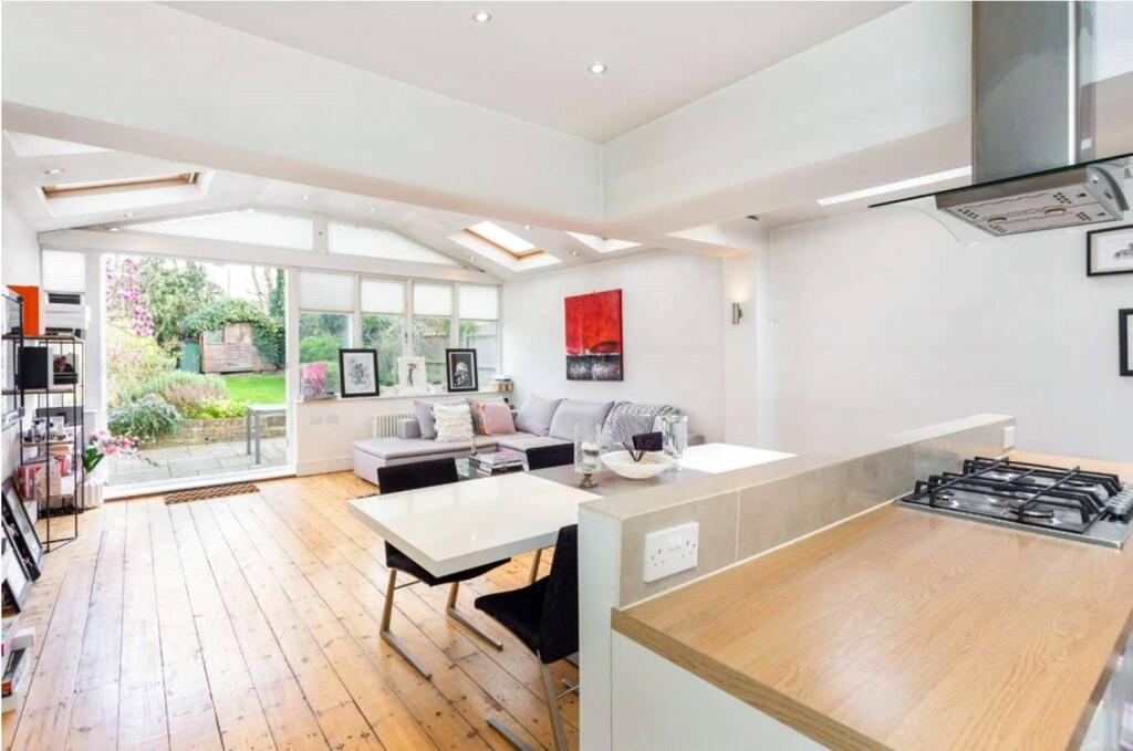 Main image of property: Earlsfield Road, London, SW18