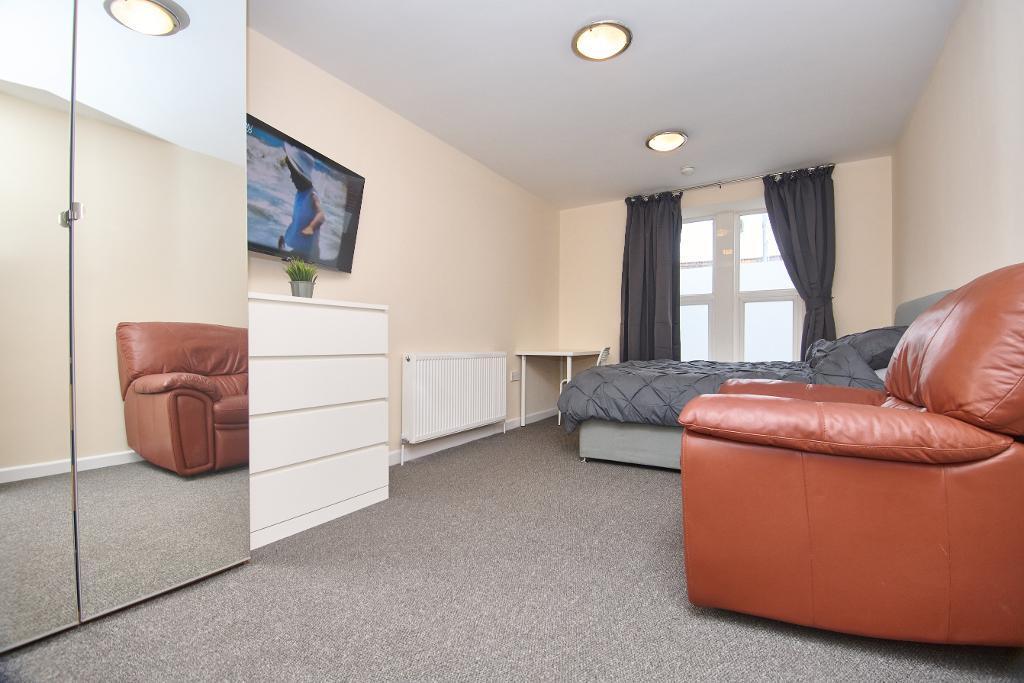 Main image of property: High Street, Staple Hill, Bristol, BS16 5HH