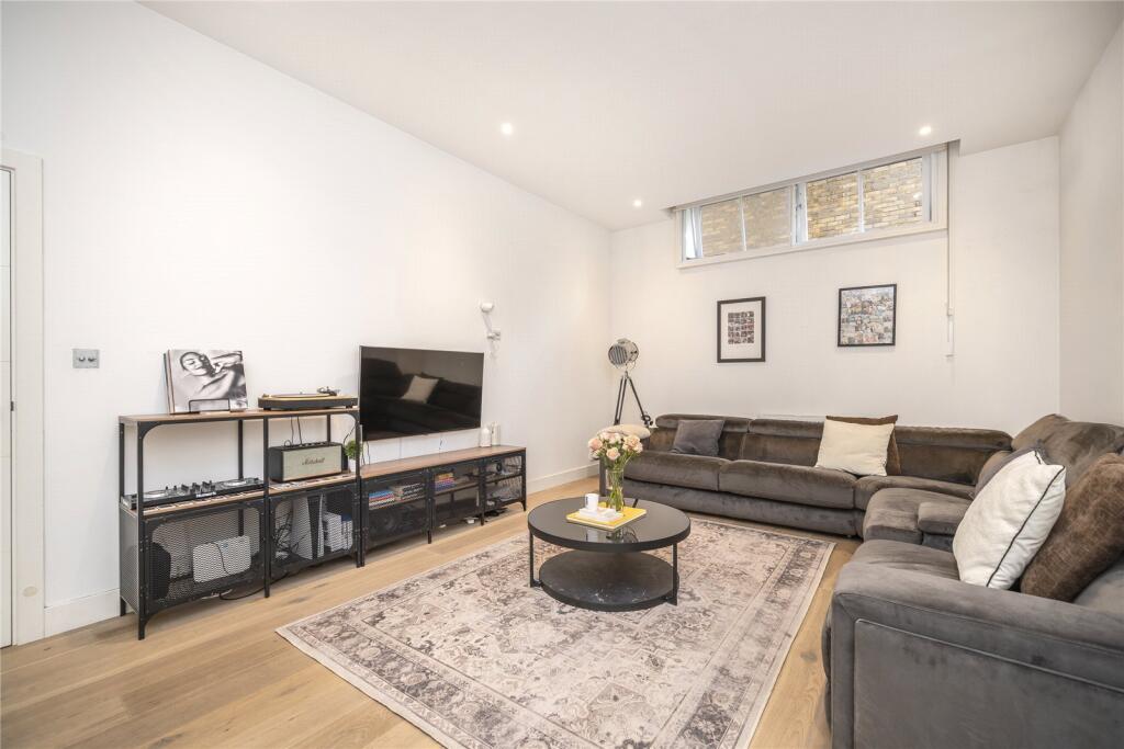 Main image of property: Paisley Court, 15 Clyde Square, London, E14