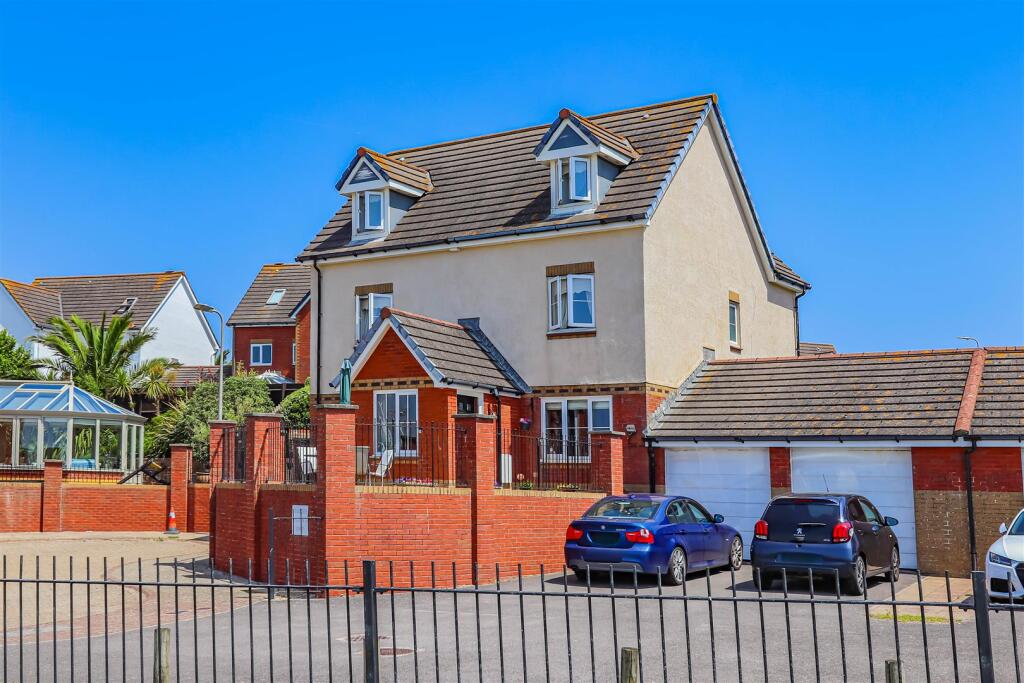 Main image of property: Pioden For, Barry