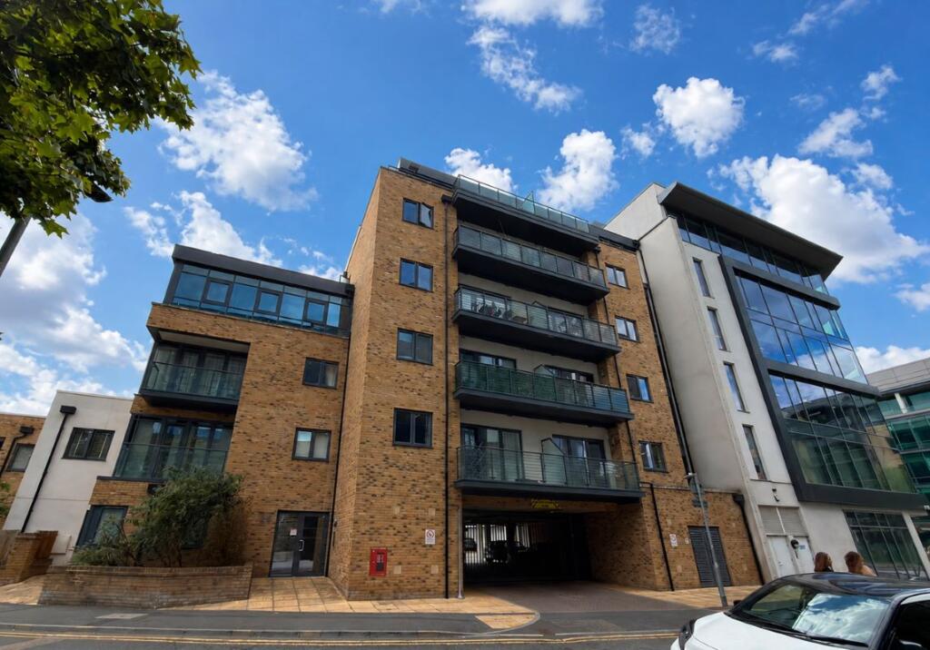 Main image of property: Flat 27 Hemingford Court, Gartlet Road, Watford, Hertfordshire, WD17 2AQ