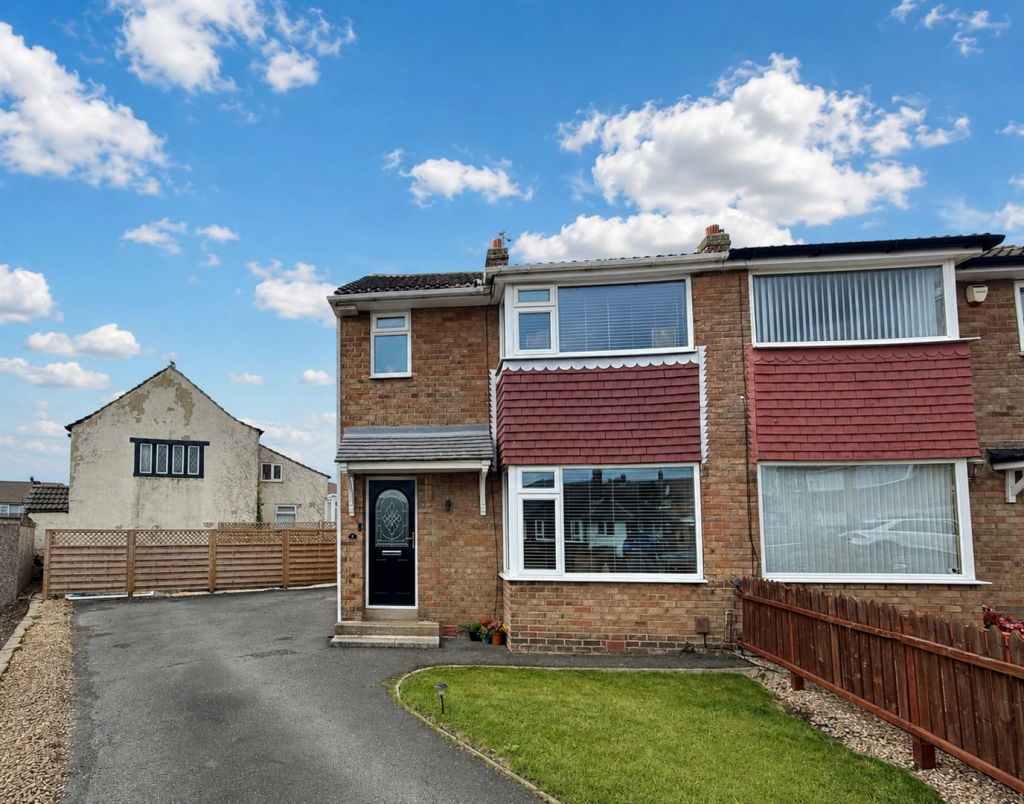 Main image of property: Robin Royd Grove, Mirfield