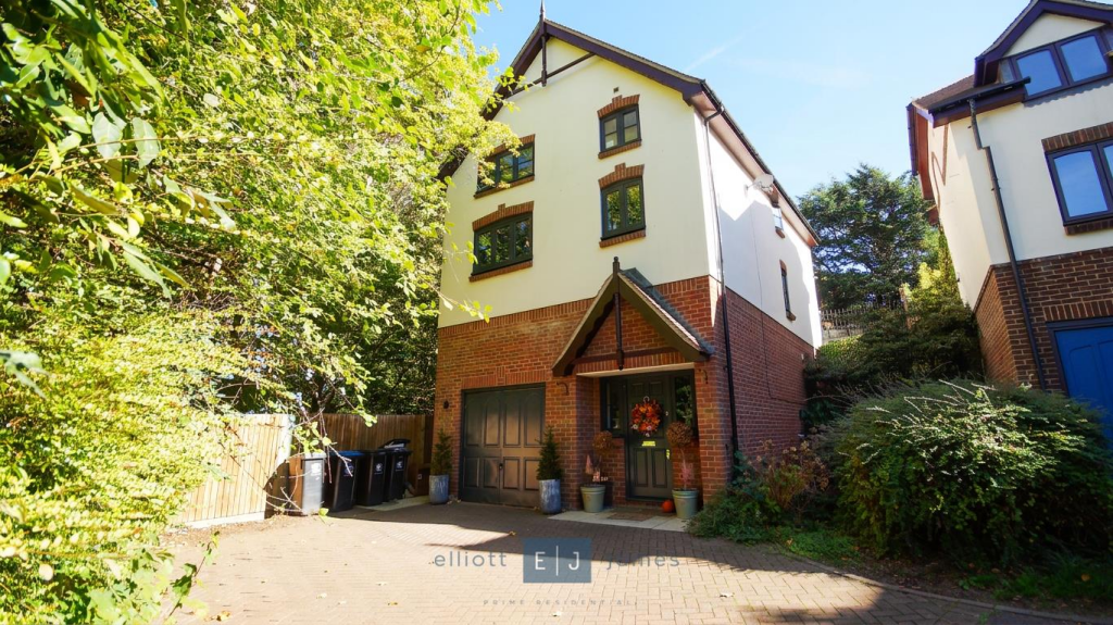 Main image of property: Epping New Road, Buckhurst Hill
