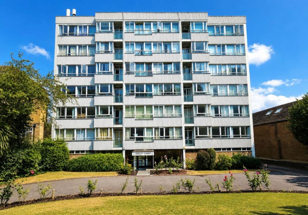 Main image of property: Flat 12 Hedley Court, Putney Hill, London, SW15 3NS