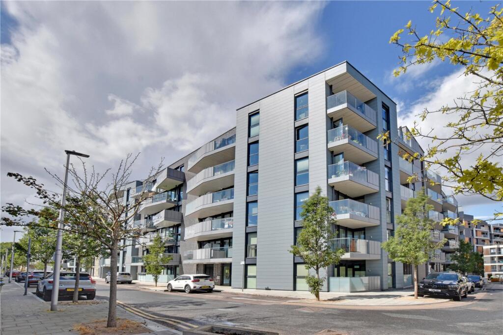 Main image of property: 14 Hawthorne Crescent, Greenwich, London, SE10