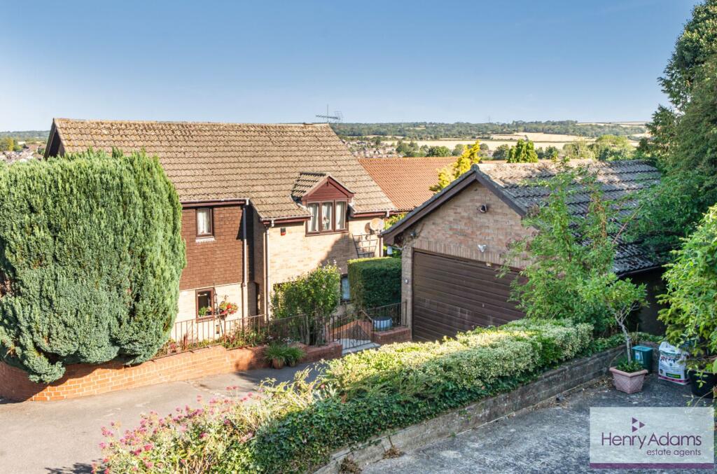 Main image of property: London Road, Horndean, PO8