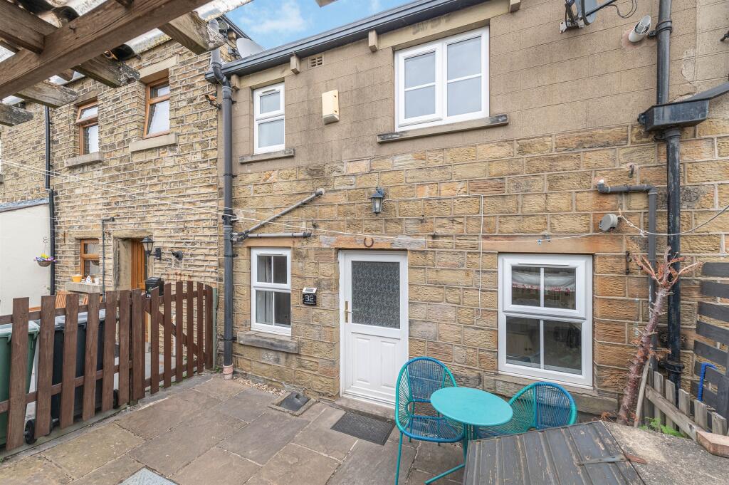 Main image of property: Commercial Road, Skelmanthorpe, Huddersfield