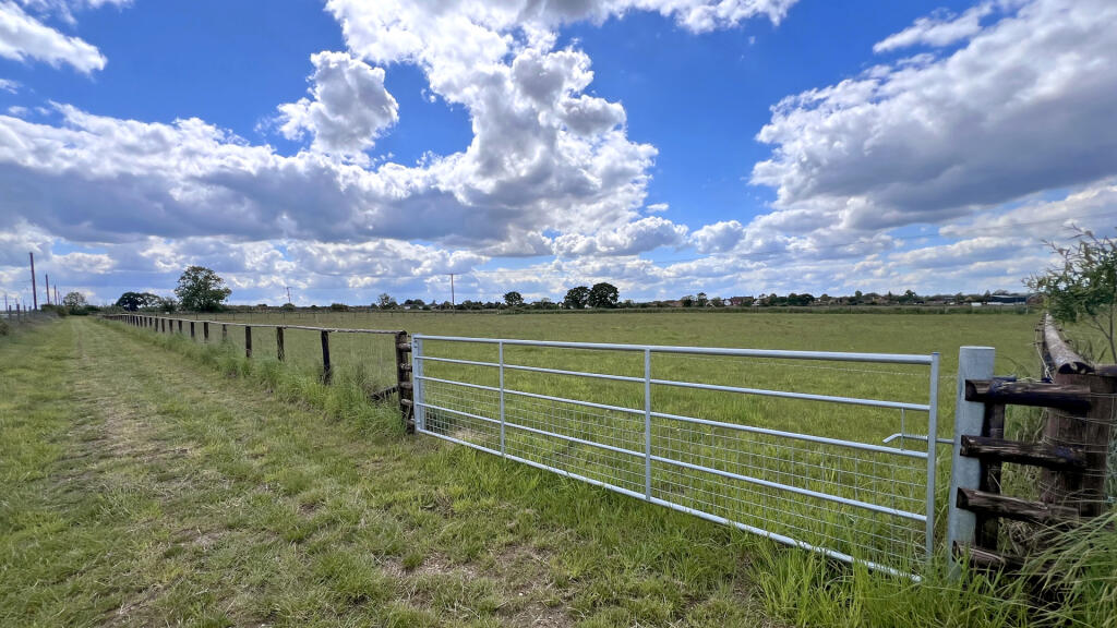 Private gated entrance to Kings Paddock.