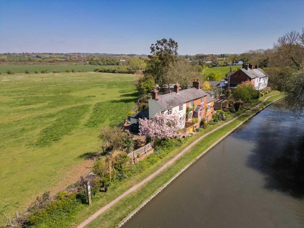 Main image of property: 6 New Bridge, Long Buckby Wharf, NN6 7HW
