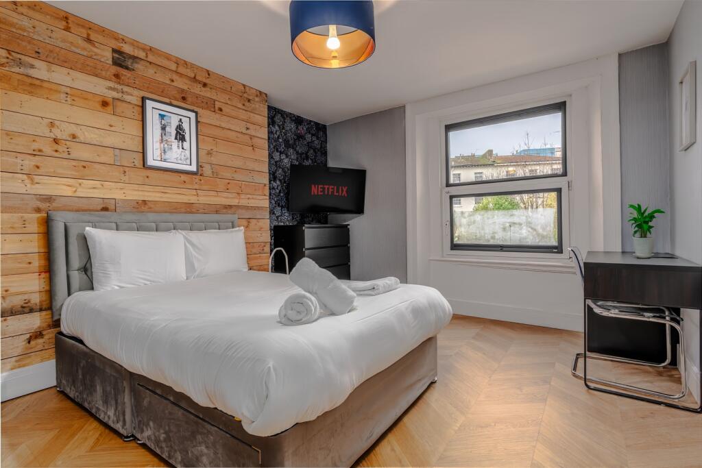 Main image of property: Flat 3, Cheltenham Road 151, Bristol, England (ALL BILLS INCLUDED)