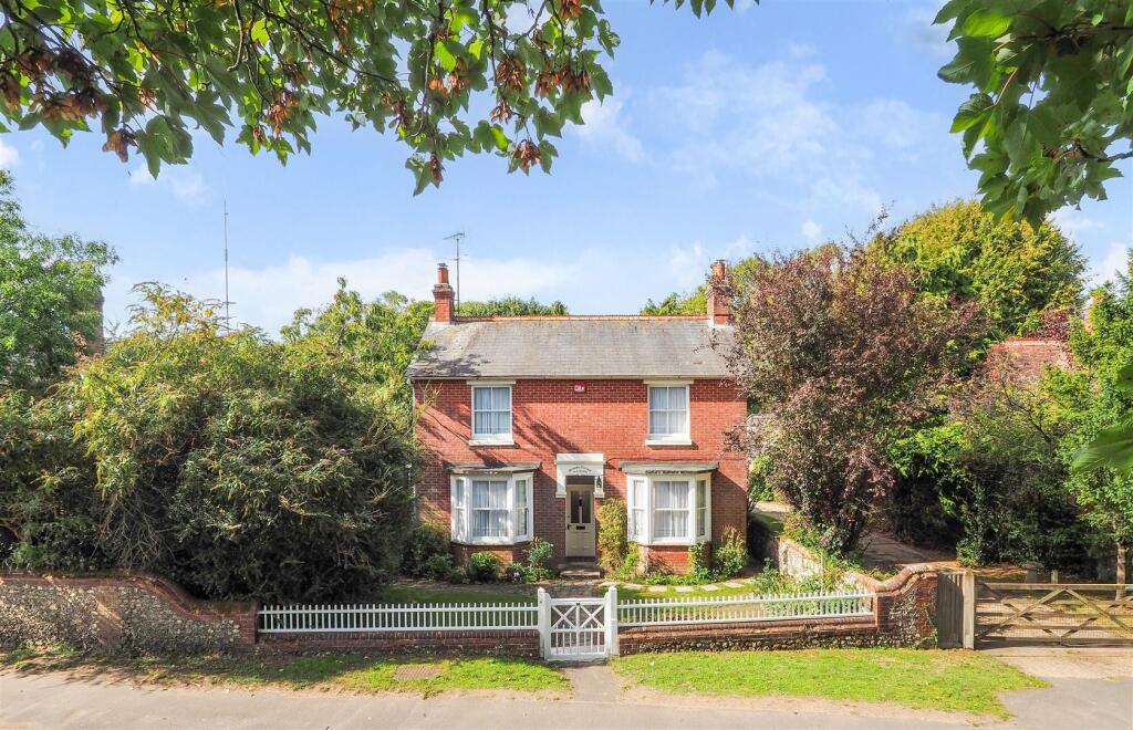 Main image of property: Havant Road, Horndean
