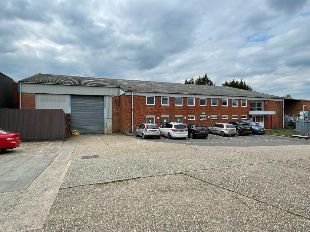 Main image of property: 6 Bridgewater Close, Reading, Berkshire, RG30 1NS