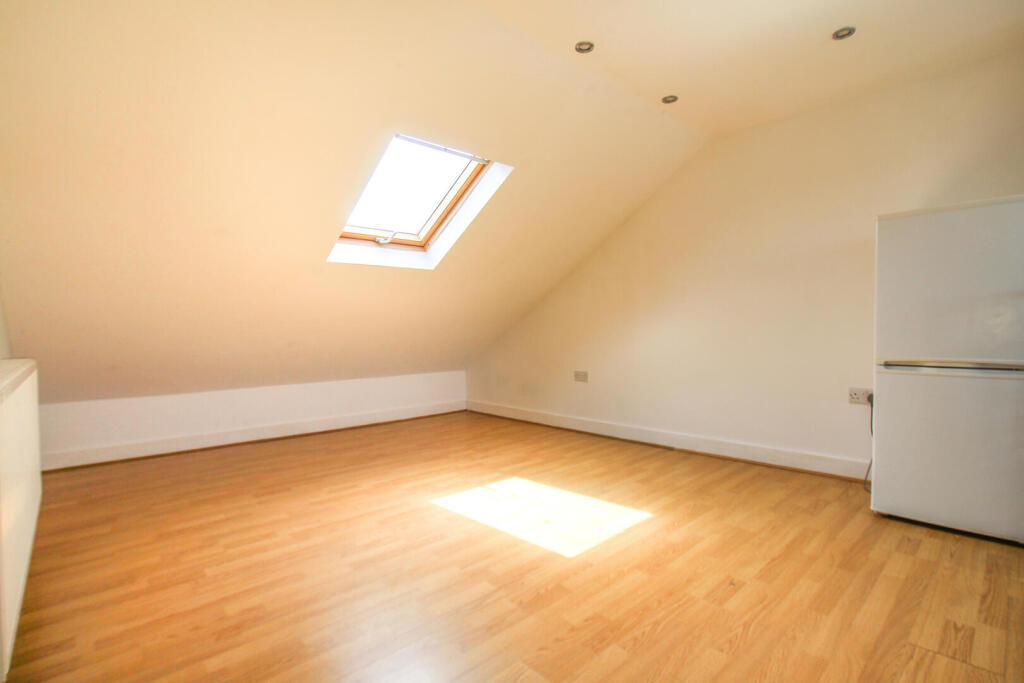 Main image of property: HIGH STREET, HORNCHURCH, RM11 1TP