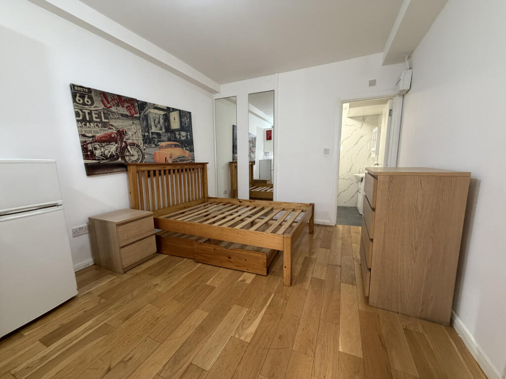 Main image of property: HIGH ROAD N22