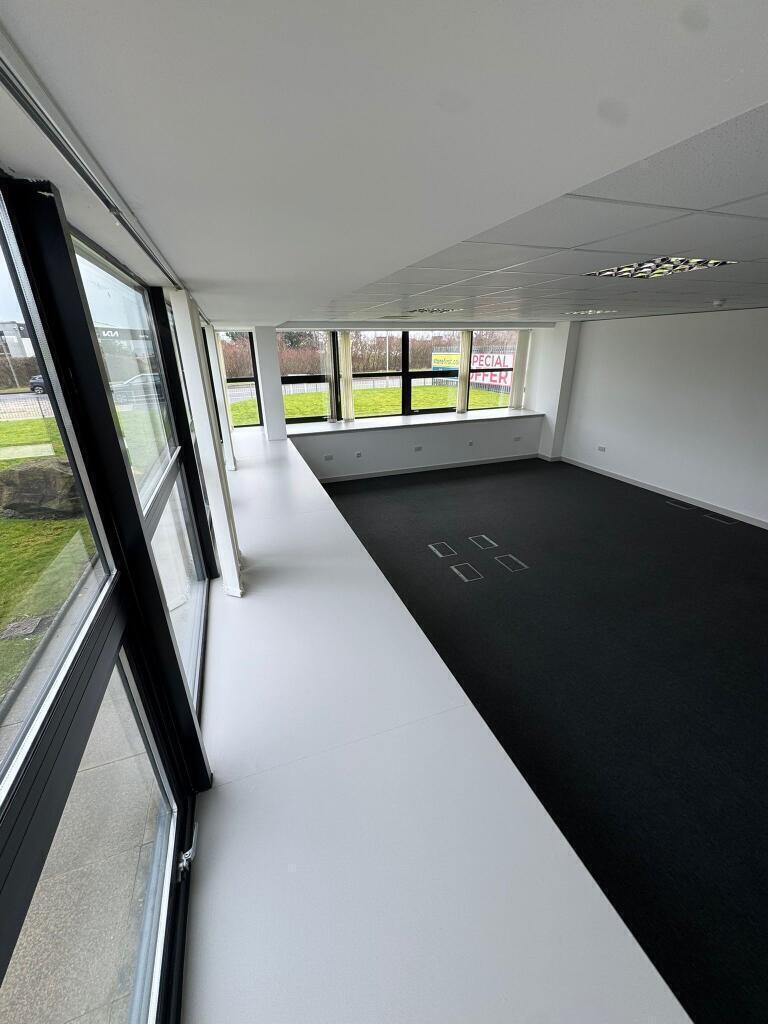 650 sqft office