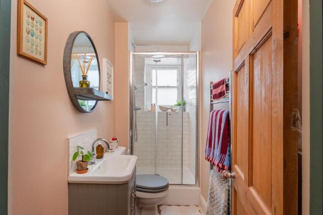 G1F6DRCN - Bathroom B.jpg